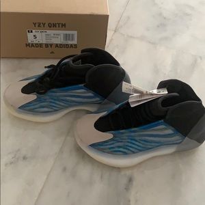 Yeezy Qntm sneakers